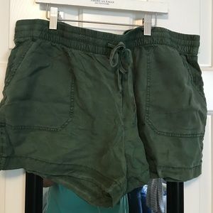 Olive green XL vineyard vine shorts
